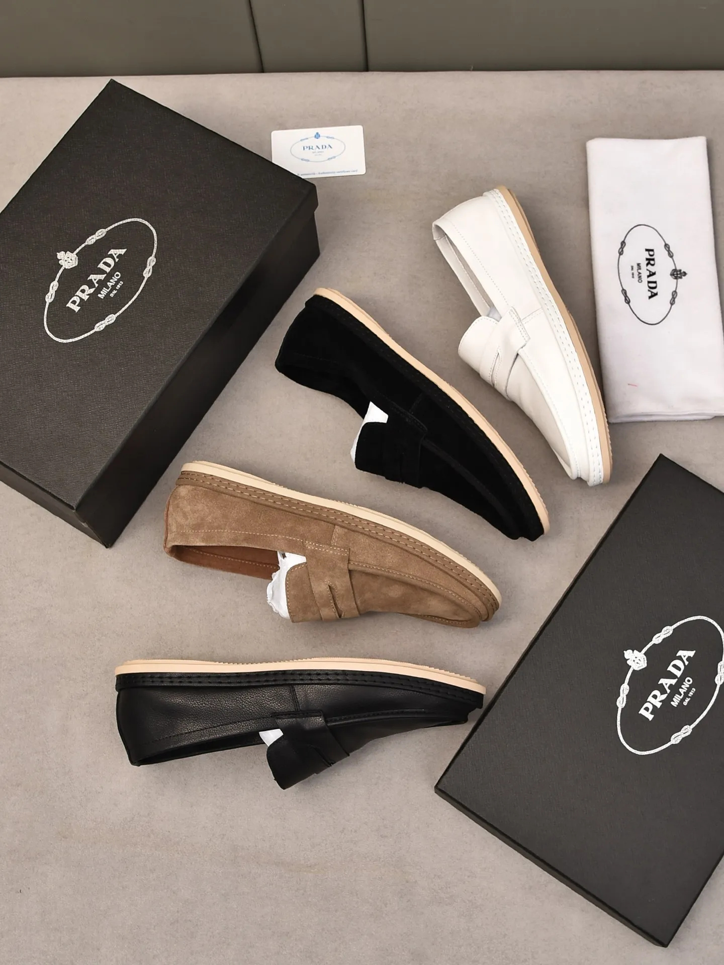 👟👟👟Men's Shoes💰P420 🆕🔥New Updates🔥👟PRADA (Prada) new products are released, imported soft cowhide, fashionable to allow air to penetrate the entire shoe, and the awesome shoes [strong] bring an extremely comfortable and breathable feeling! Beautiful inside and out! Exquisite workmanship, top-grade cowhide material, 😌Number: 38~44, black and white color options.